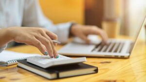 Cum îți gestionezi banii ca să te și bucuri de studenție: 4 sfaturi utile pentru studenți (sursă foto: unsplash)